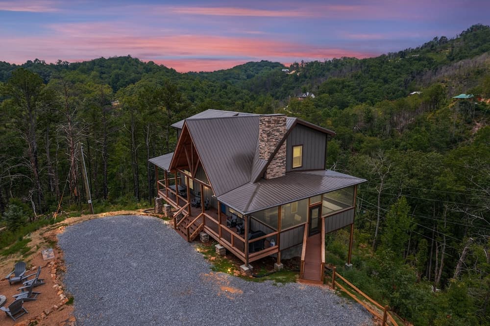 Hatcher Mountain Hideaway 2 Bedroom Cabin by RedAwning