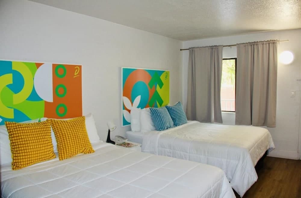 1/1 Condo-hotel With Double bed and Community Pool Miles From Disney!
