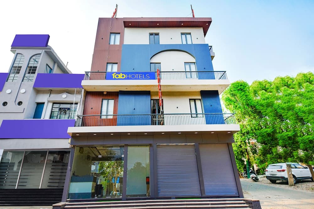 Fabhotel Globe Inn