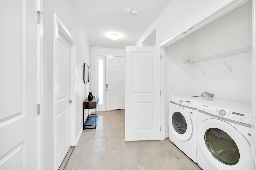Upstay - Guest Home w Cinema Theme Rooms