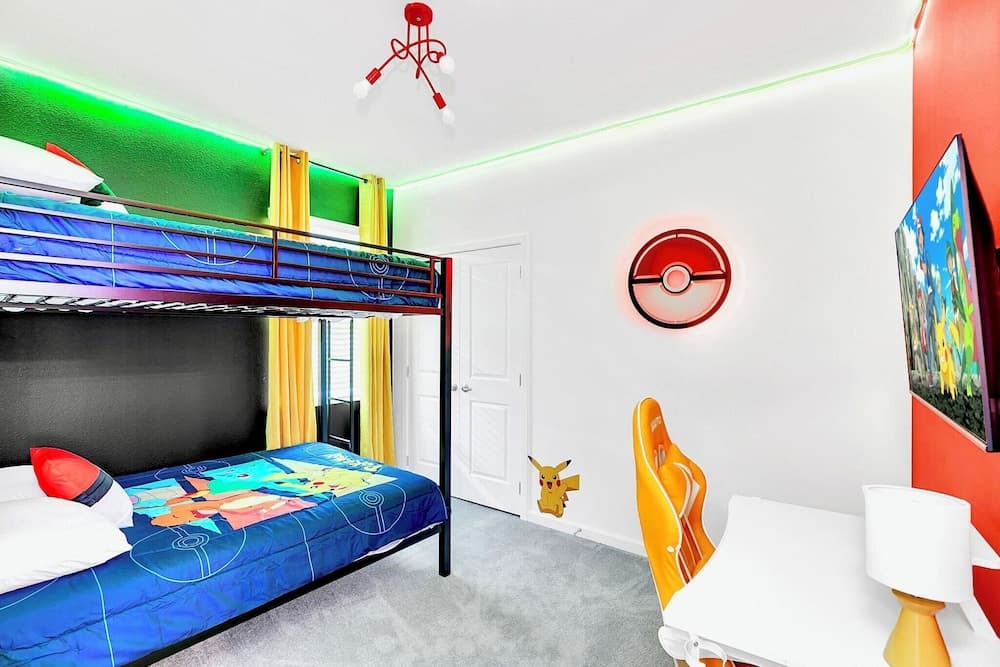 UpstaySleeps20ThemeRoomsPoolHotTubTheatr
