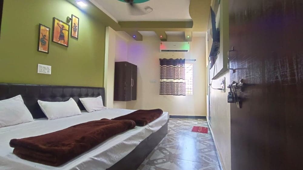 Goroomgo Priyanshi Palace Ujjain
