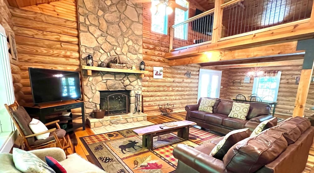 Dunn's Creek Hideaway 3 Bedroom Cabin by RedAwning