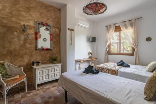 7 Bed Villa - Sleeps 14 - Pool - Hottub - Parking