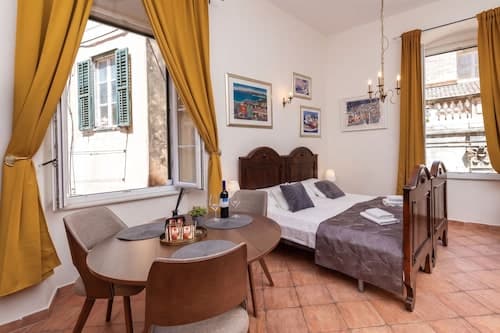 Amoret Apartments