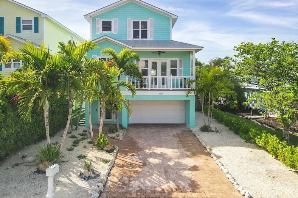 Aqua Vista 4 Bedroom Home by RedAwning