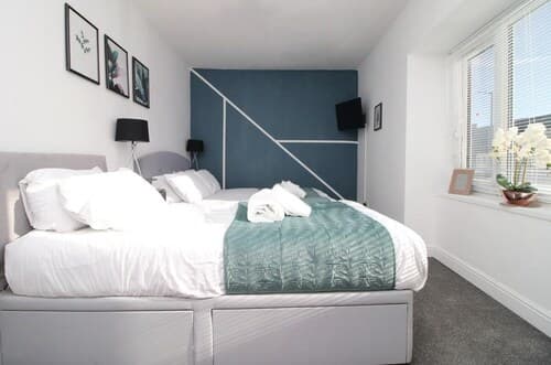 5 Bed House - Sleeps 16 - Parking - Wifi