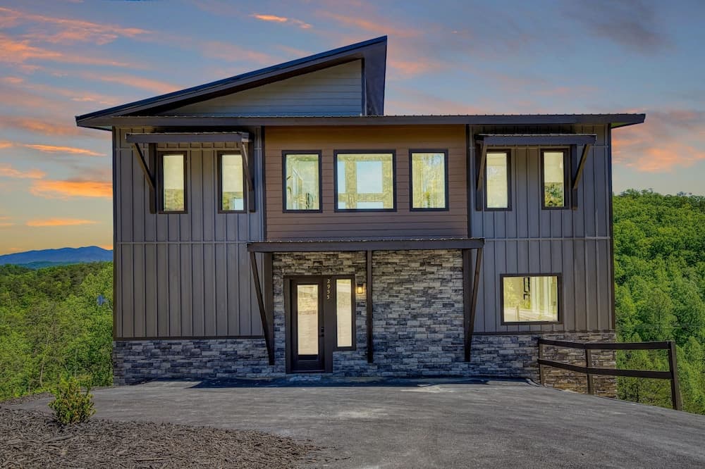 Panoramic Paradise 4 Bedroom Cabin by RedAwning
