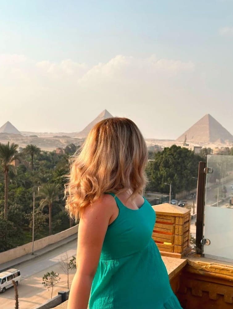 Taj pyramids view inn