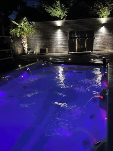 Branksome 4-house Sleeps 8 With Hot Tub & Parking