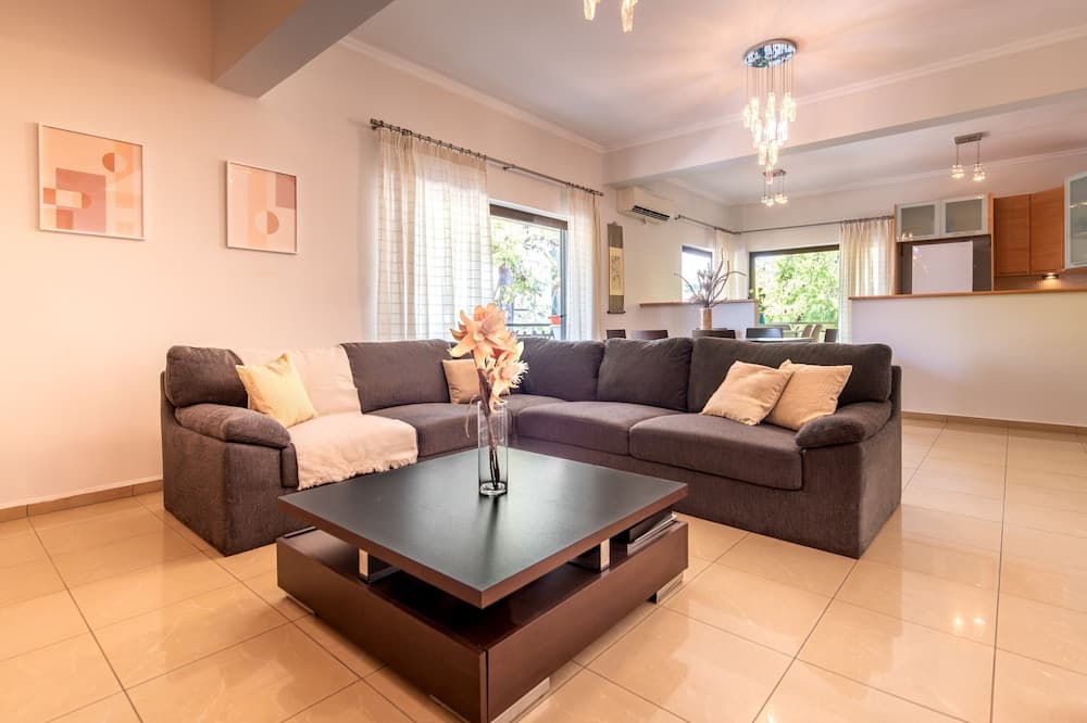 Phaedrus Living Moschato City Flat