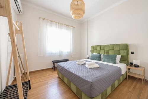 Stylish 2 Bd Urban Retreat Near Panormou