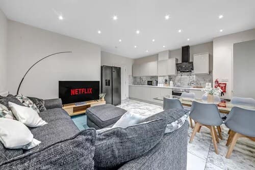 4 Br & 4 Bath Cowley House Sleep 10 With Parking