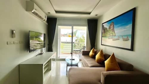 6-17 - 2 Bdr Condo With Balcony and Shared Pool