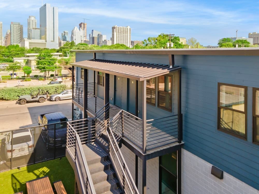 2-Bedroom East Austin Condo-Free Parking