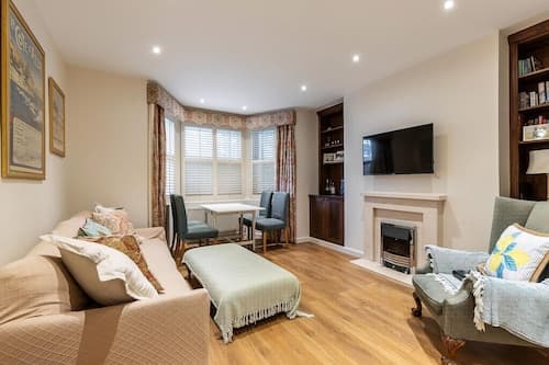 Elegant Two Bedroom Flat in Redcliffe Gardens