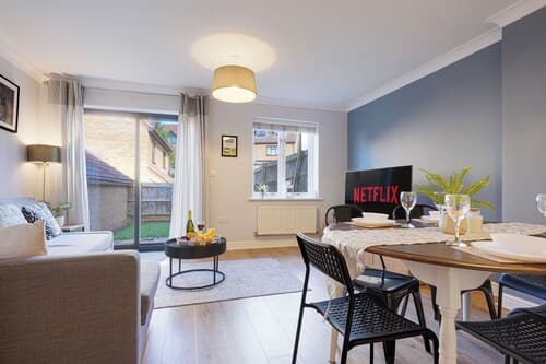 3 Bed House - Sleeps 7 - Garden - Parking - Wifi