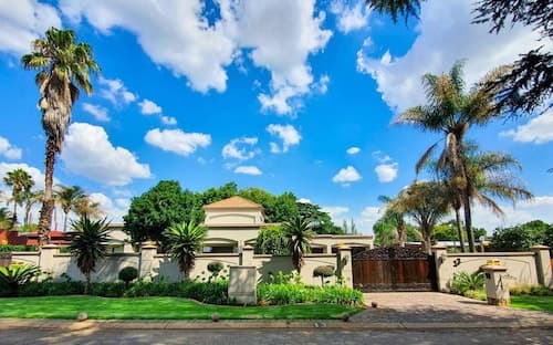 Or Tambo Airport Holiday Home