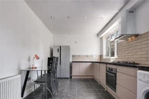 Limehouse Townhomes-4 Bedrooms,3 Bathrooms,garden