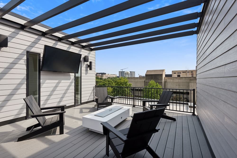 New Modern Townhome With Rooftop Patio 2 Bedroom Townhouse by RedAwning