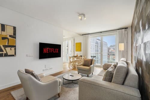 Urban Retreat: Downtown Luxury, Parking, Ac & Elevator