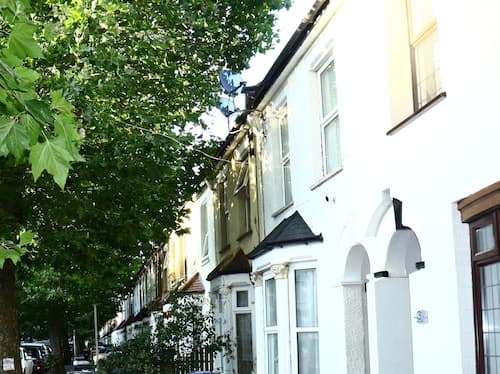Spacious 4-bed House - Sleeps 5, Garden & Parking