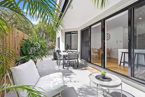 Private Burleigh Retreat a Walk to Beach