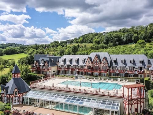 Terraced House in Residence & Spa With Common Pool and Sauna, Houlgate