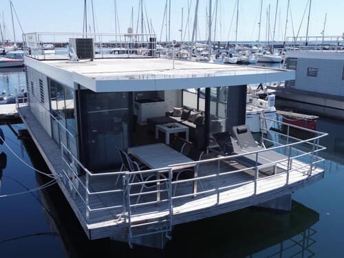 Hausboot im Hafen von Boltenhagen
