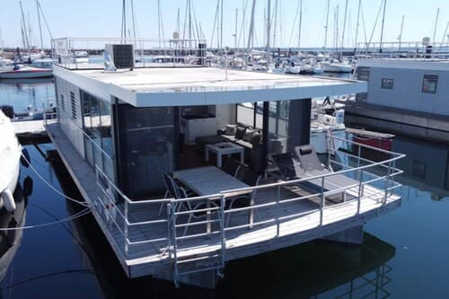 Hausboot im Hafen von Boltenhagen