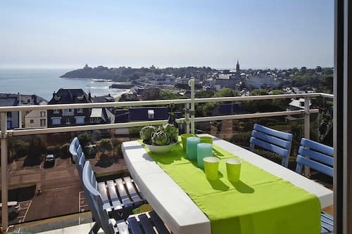 Apartment in St Quay Near Seven Beaches