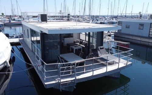 Hausboot im Hafen von Boltenhagen