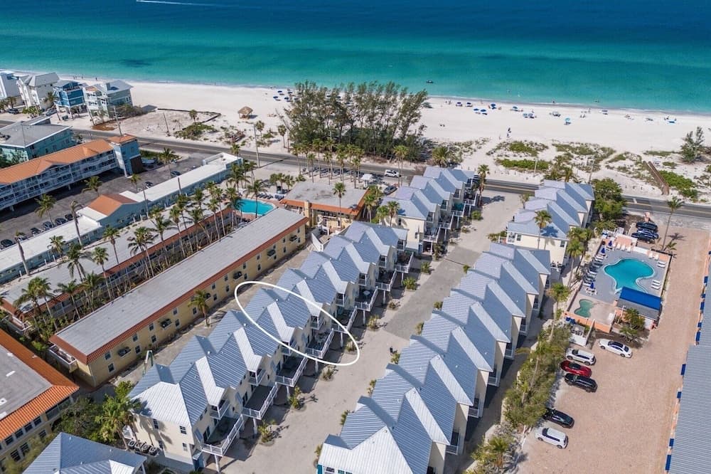 Bermuda Bay Club 1427 3 Bedroom Townhouse by RedAwning