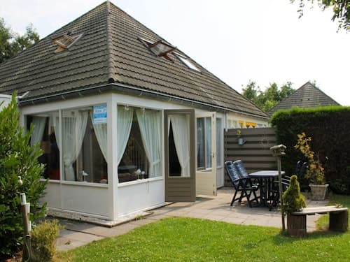 Bright Holiday Home Near Beach