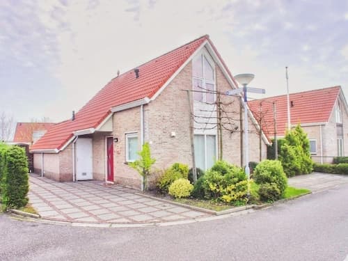 Spacious Stay Near the Sea