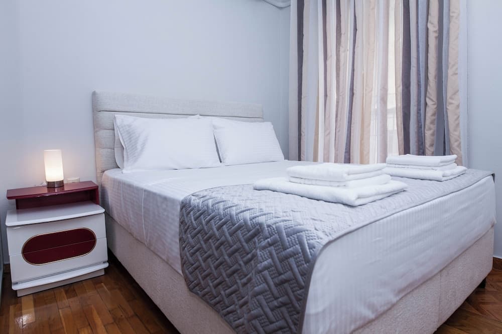 Central 2Bd Apt w Balcony by Monastiraki