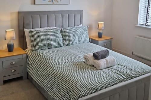 House - Sleeps 8 - Parking - Garden
