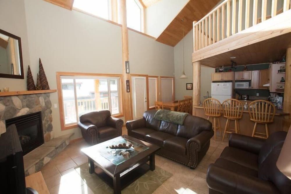 Creekview Court by Apex Accommodations