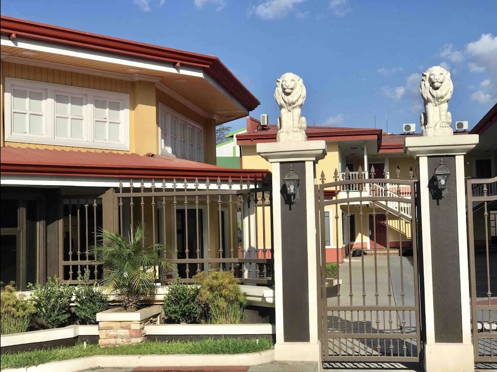 Prado Inn & Suites