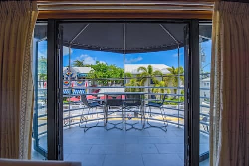 New The Green Pineapple - Balcony on Duval
