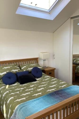 Self Contained, 2 Person dog Friendly Apartment. Free Parking