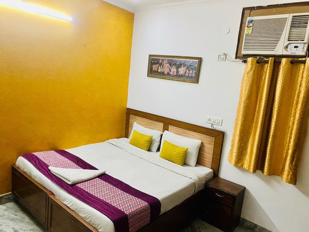 Goroomgo White Elephant Inn Noida