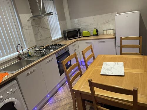 3 Bed House - Sleeps 5 - Parking - Wifi