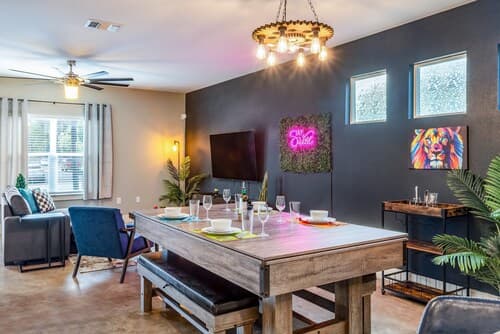 Upstay - East Austin Home w Yard Games Fire Pit