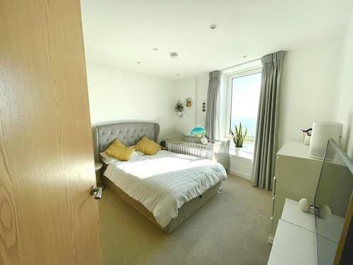 Stylish 1-Bedroom Apt with Stunning London Views
