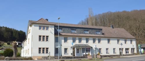 Grosse Gruppenunterkunft im Nationalpark Eifel mit Bar und Terrasse