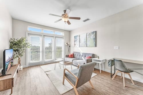 Prime Soco 2BR King Suite w Gympickleballlaundry