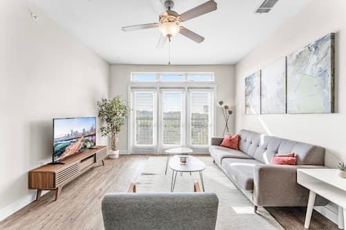 Airy Soco 2BR King Suite w Gympickleballlaundry