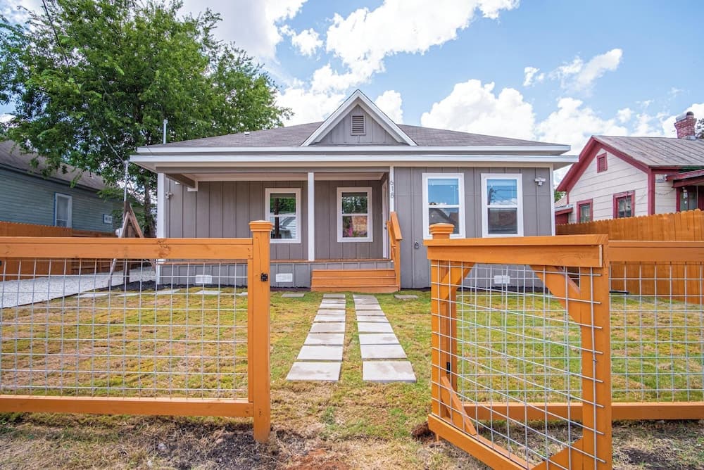 Seize the Moment! 4br/3ba Gem w/ Downtown Views!