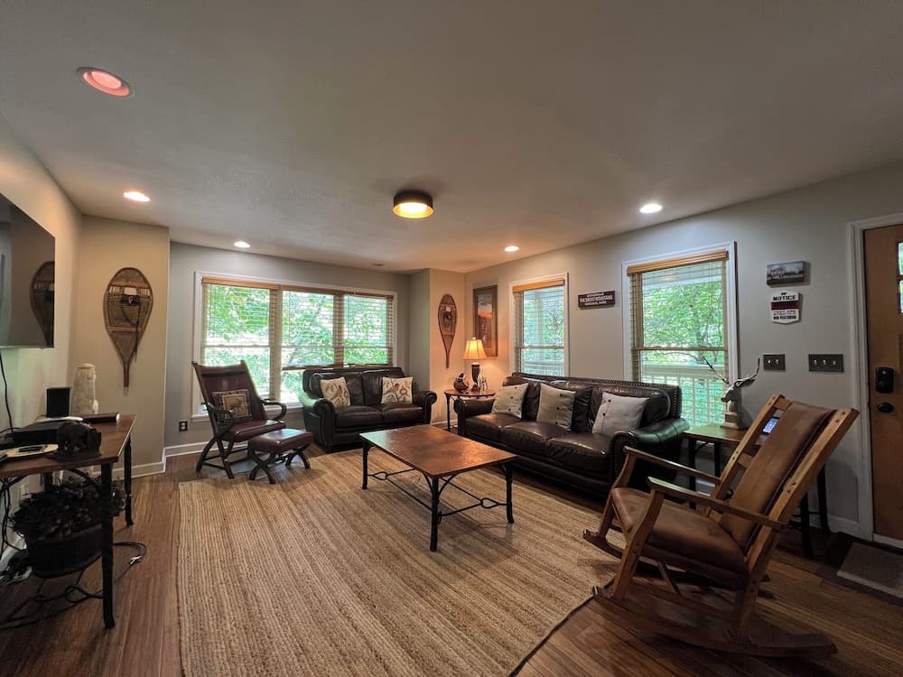 Secluded Cabin for 10 in Chalet Village + Hot Tub!